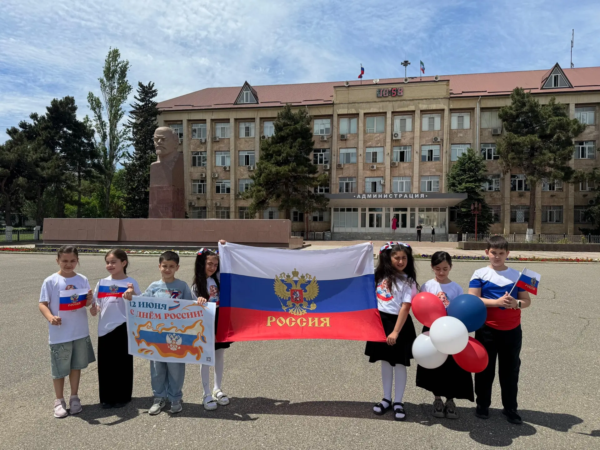 🇷🇺 Учащиеся 2 «А» класса развернули Флаг Российской Федерации на центральной площади ...