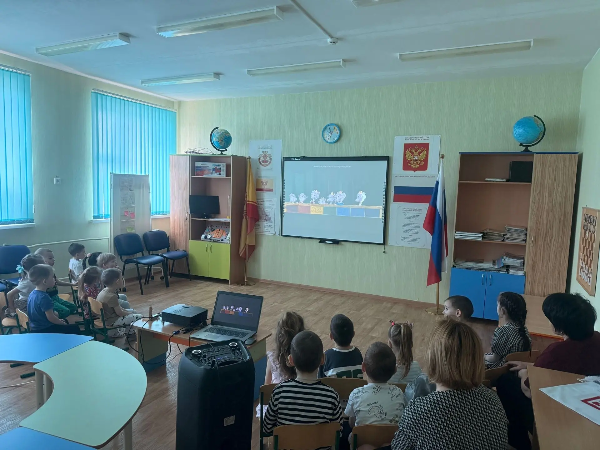 В рамках месячника безопасности и с целью формирования у детей навыков осторожного поведения с незна