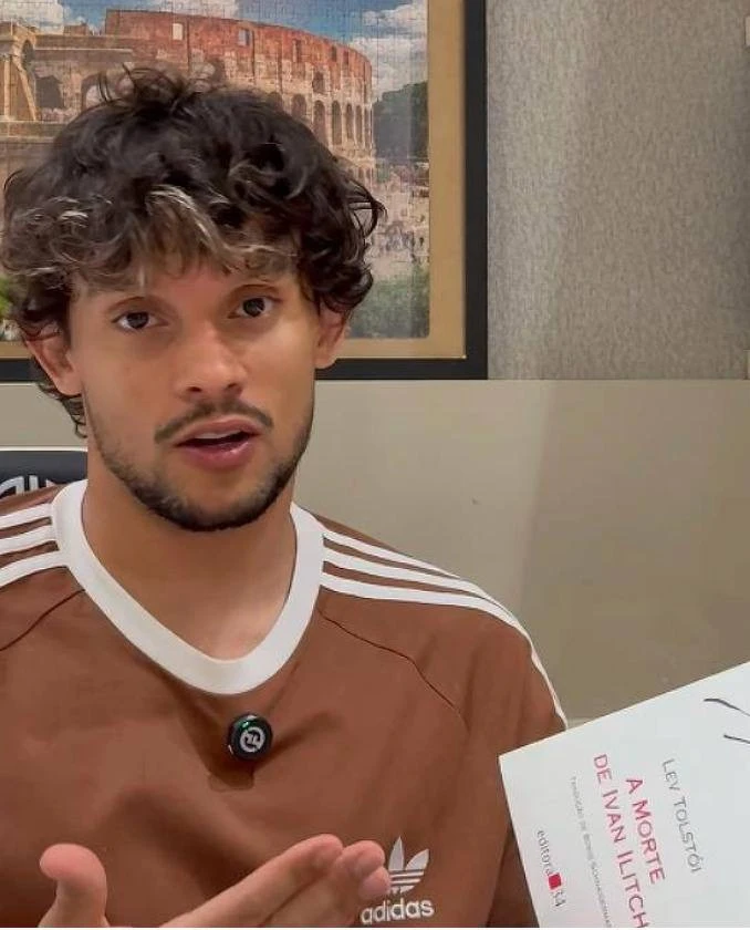 «Очень необычно, зайка» — это про книжный выбор бразильского футболиста Густаво Скарпы,...