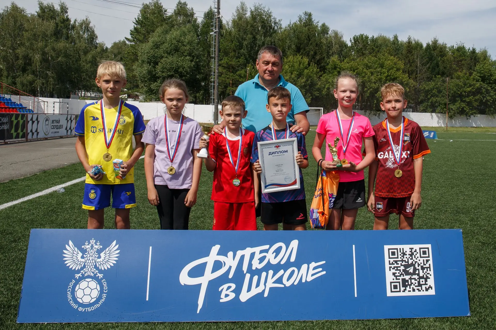⚽Барнаульские школьники стали участниками краевого фестиваля по футболу

В Барнауле на стадионе спор