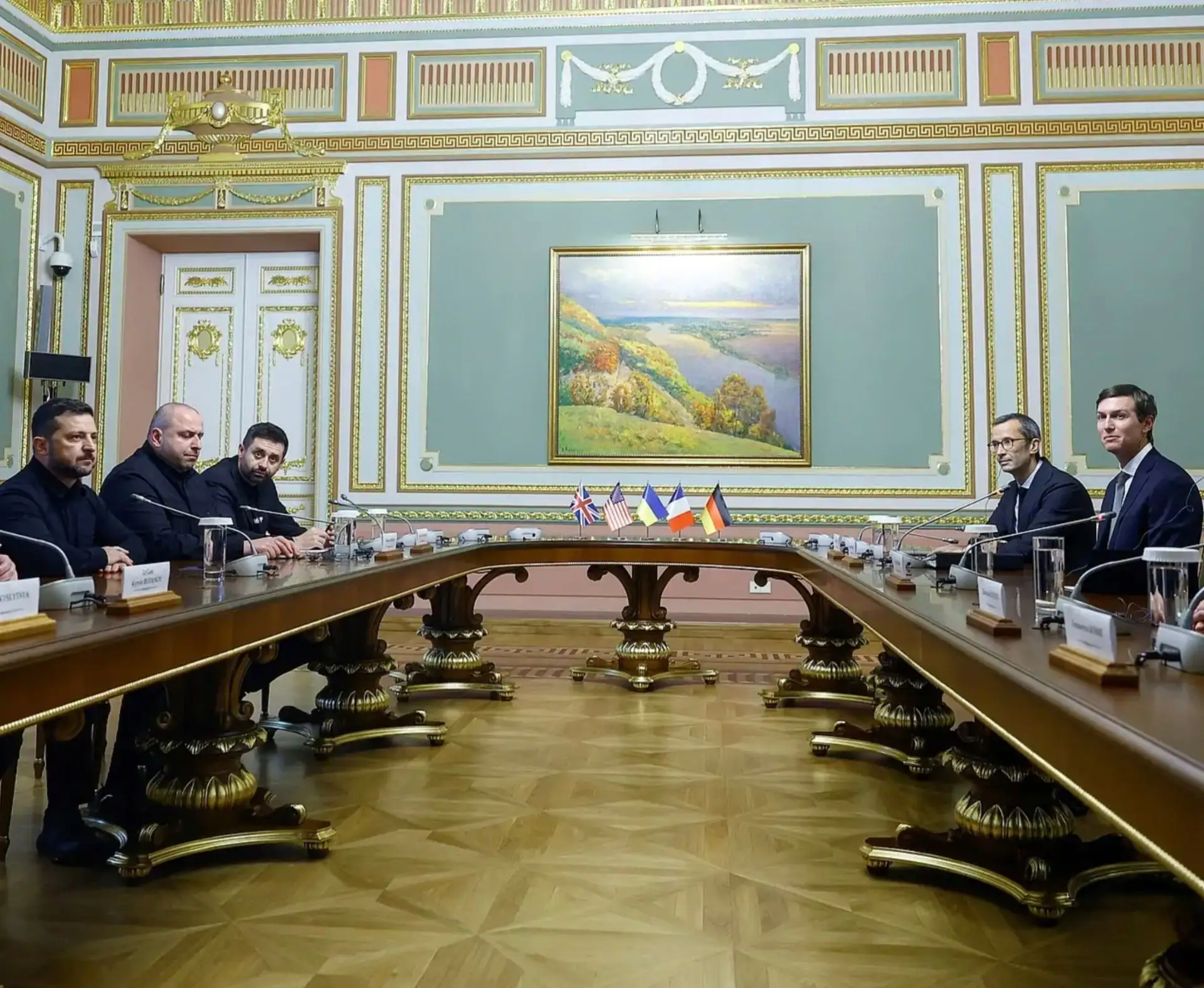 Какой забавный стол для карликов сделали специально под Зеленского. Американцы сидят ка...