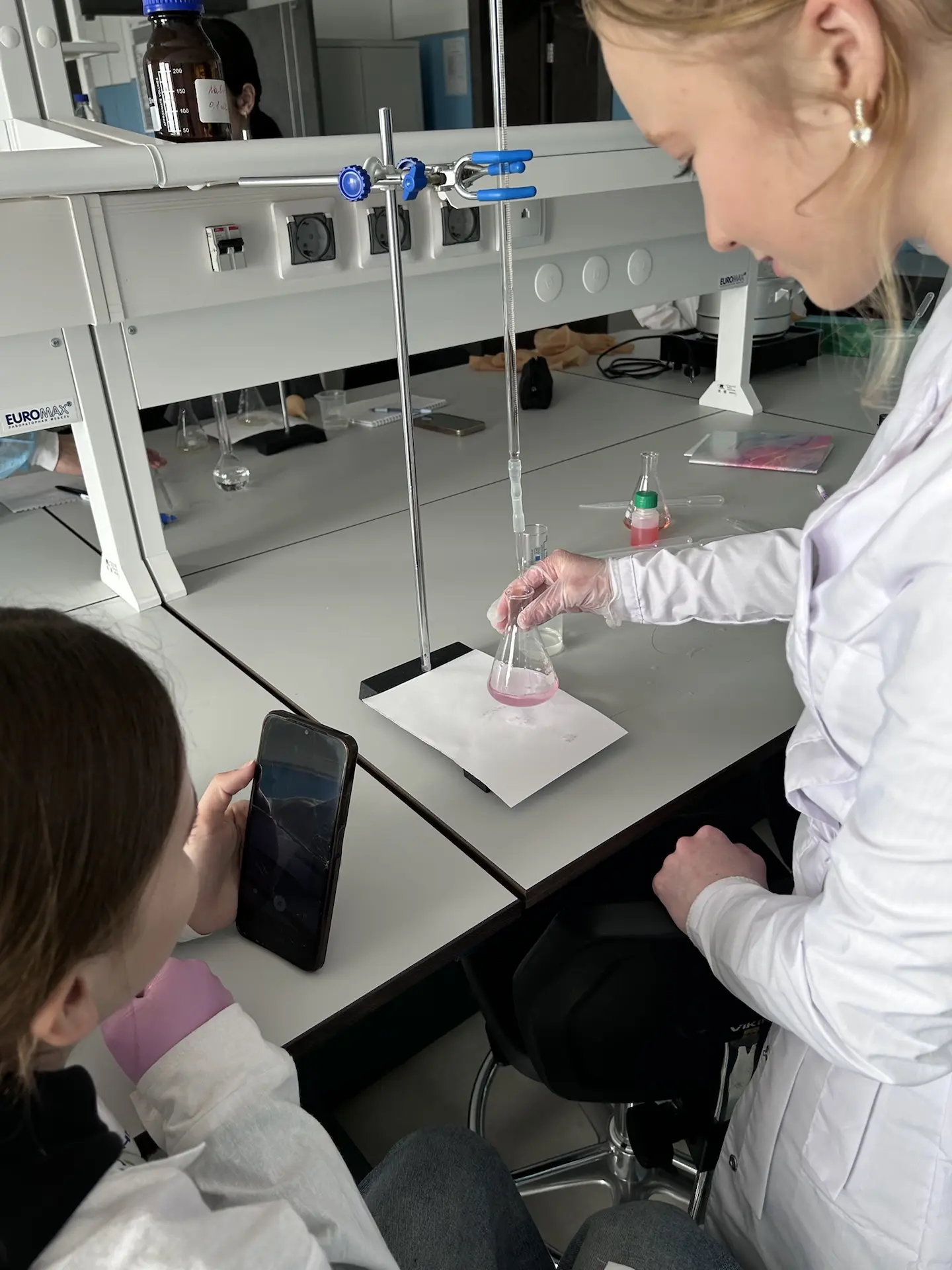 В Технополисе «Эра» прошёл заключительный интенсив по химии. 🧪🔬  Учащиеся познакомились с темой «Кис
