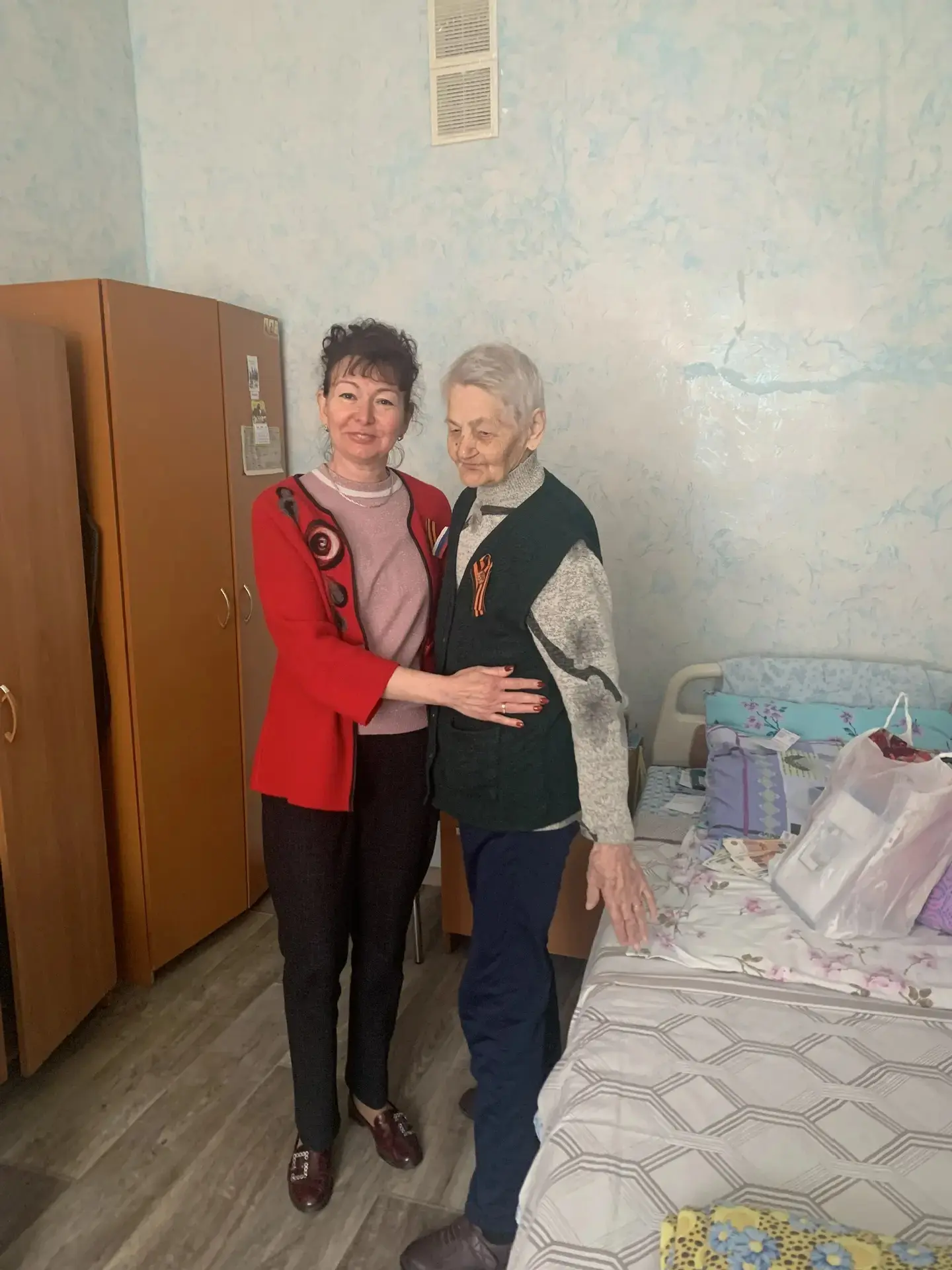Директор КГБУСО «Спасский ДИПИ» Галина Леонидовна поздравила тружеников тыла Кирееву Ра...