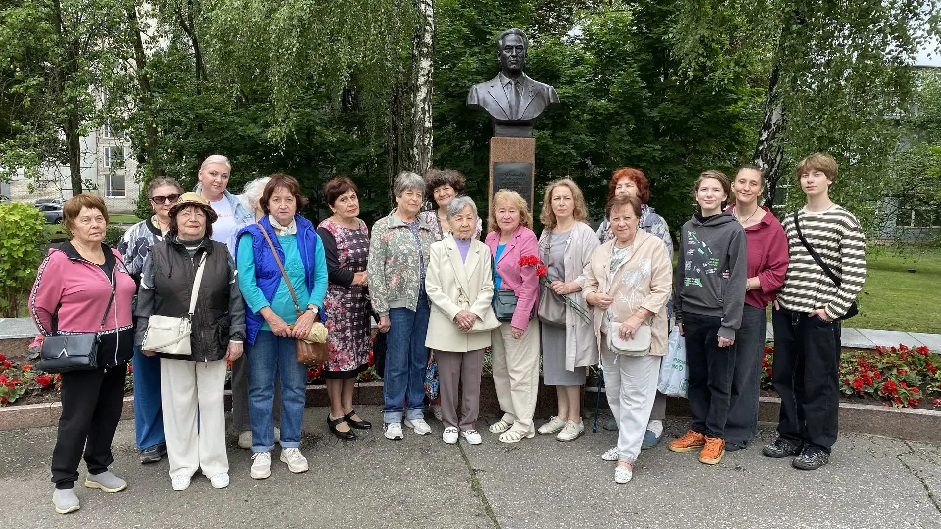 30 июля участники клуба "Активное долголетие", сотрудники и читатели библиотеки Томилин...