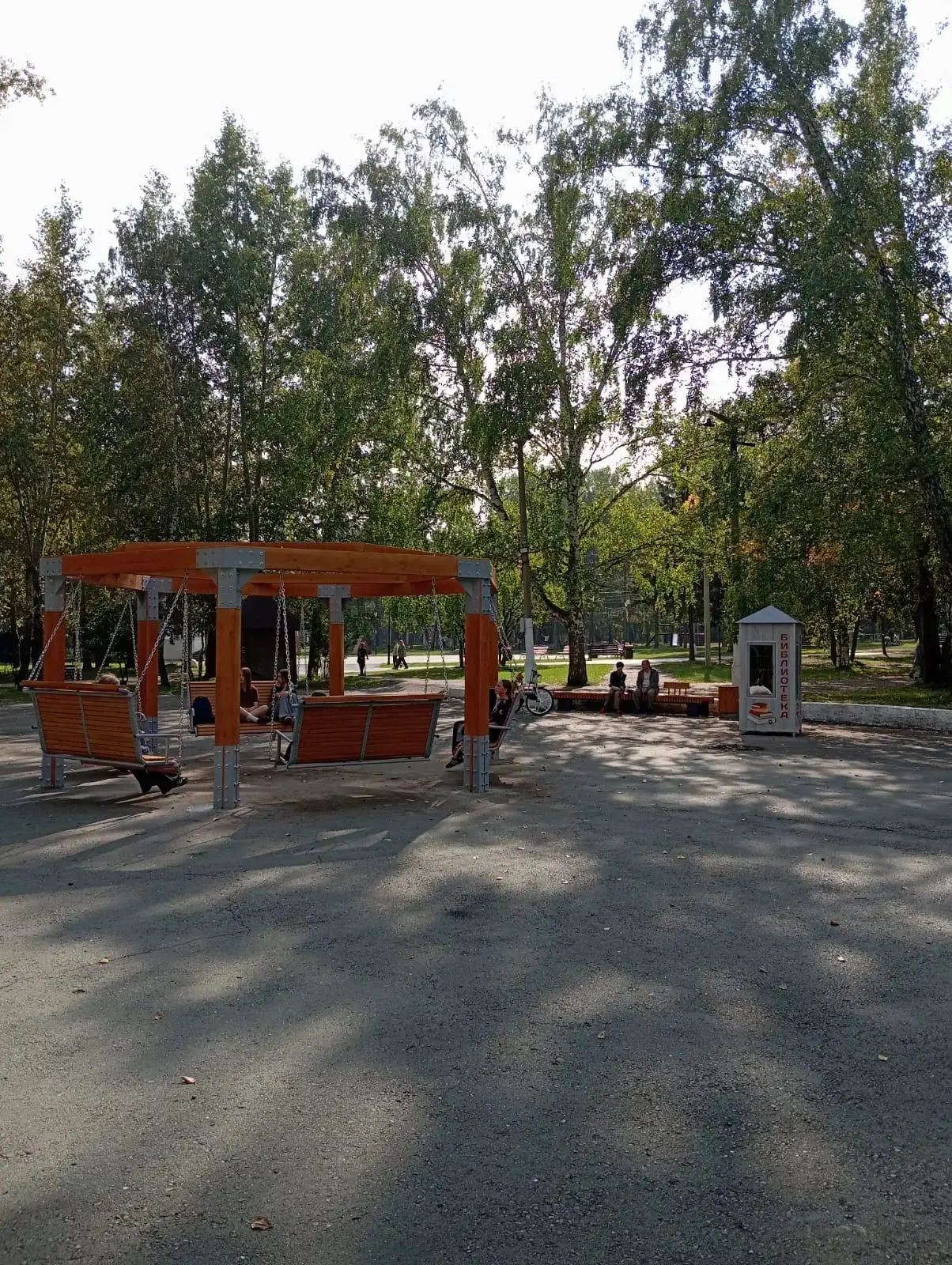 Уважаемые жители нашего города, в парке имени А. С. Пушкина теперь есть уличная  библио...