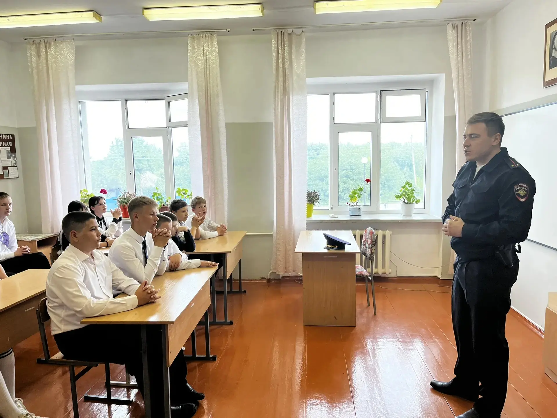 📢 Безопасность превыше всего: для школьников провели важную беседу с сотрудником полиц...