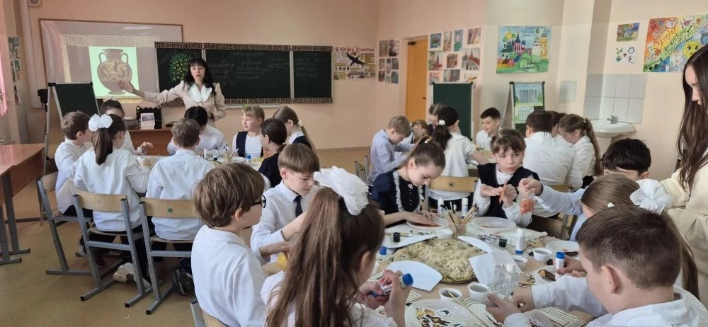 ✨ 26 марта в школе (корпус №2) прошёл открытый урок по изобразительному искусству на тему «Древнегре