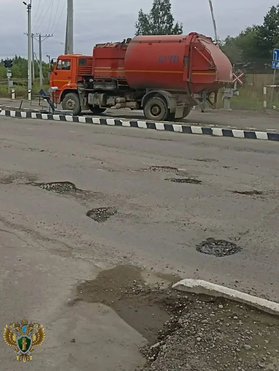Прокуратура требует починить железнодорожный переезд на Северном шоссе