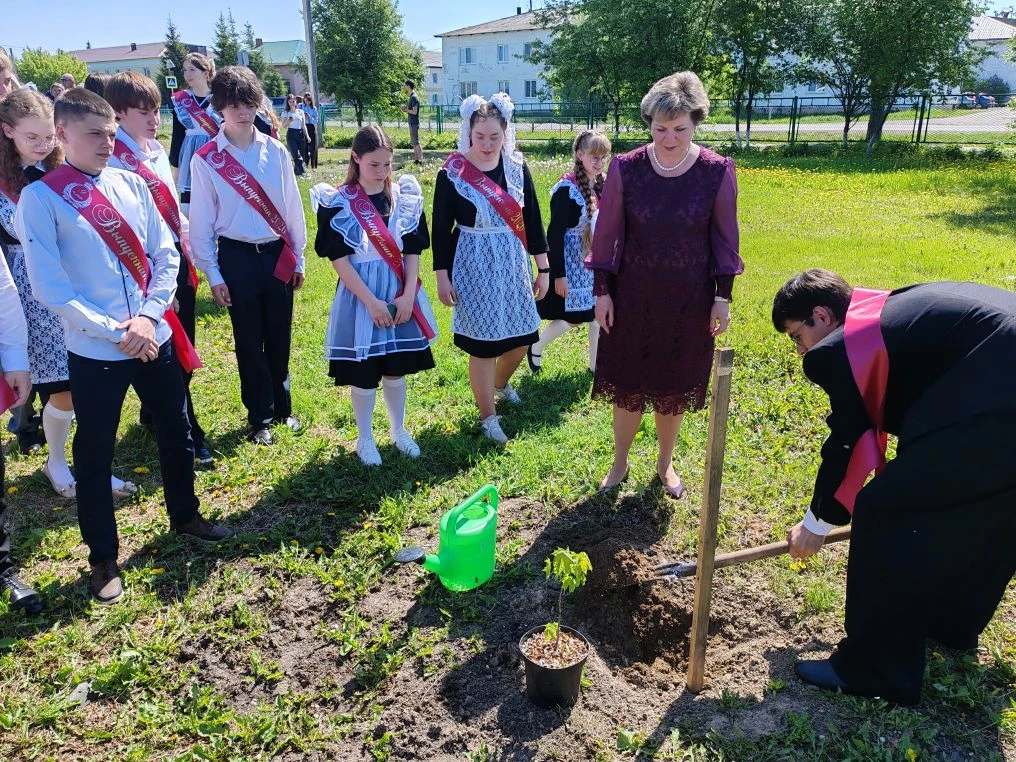Сегодня особенный день — выпускники 9‑х классов посадили дерево в Сад памяти нашей школы. 🌿

Этот ж