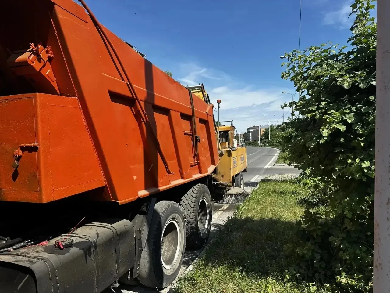 Длинные выходные не помеха для чистоты🙌

Пока город отдыхал, сотрудники подрядной организация работ