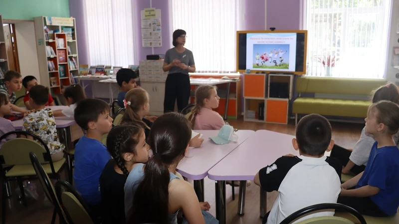 В ЦДМБ им. В. Дубинина прошел информационный час «Безопасное лето».

Сотрудник библиотеки в игровой 