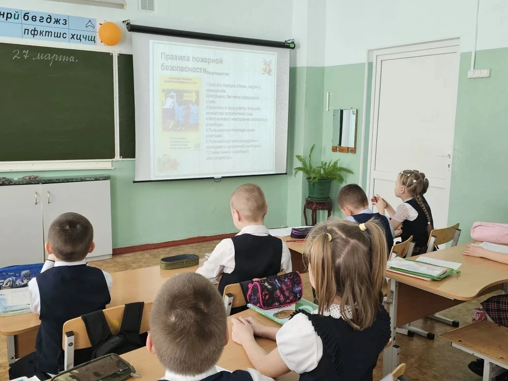 ✨ БЕЗОПАСНОСТЬ НА КАНИКУЛАХ   🍃 В преддверии  каникул, на классном часе, гимназисты повторили правил