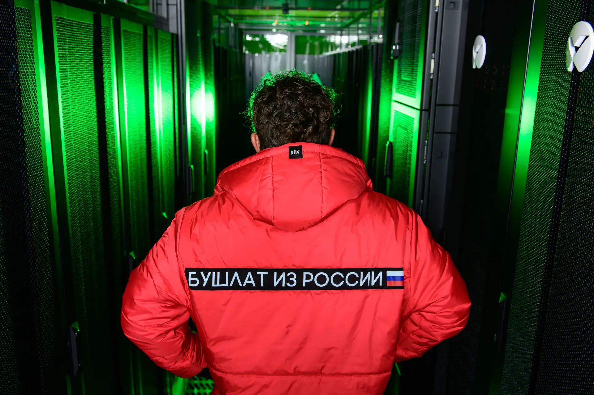 Серверы. Свет стоек. Советская эстетика. Мода.