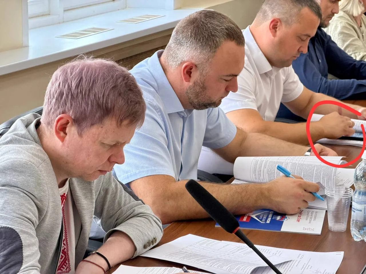 Некоторые депутаты Егорьевска приходят в администрацию просто посидеть в телефончике.