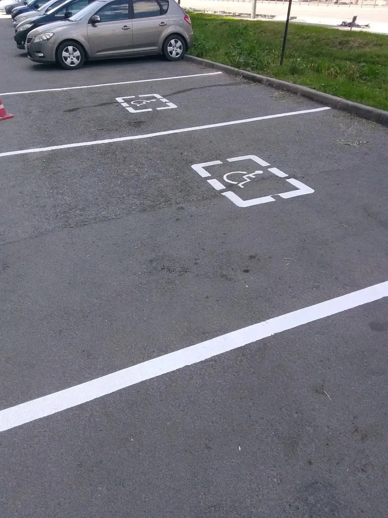 🚘 Внимание, жители!

Сообщаем, что на парковочных местах возле домов Братьев Кашириных, 111 и Униве