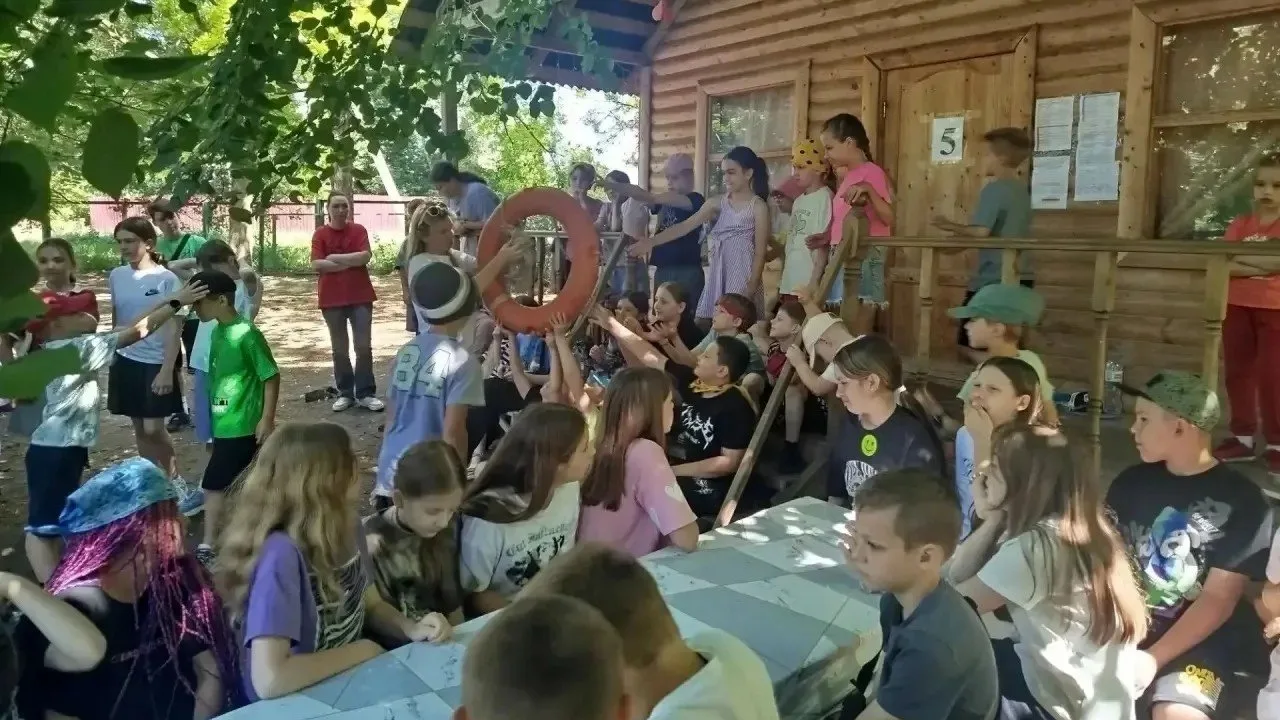 Спасатели и пожарные провели для детей летних лагерей Новочеркасска занятия по безопасности

В Новоч