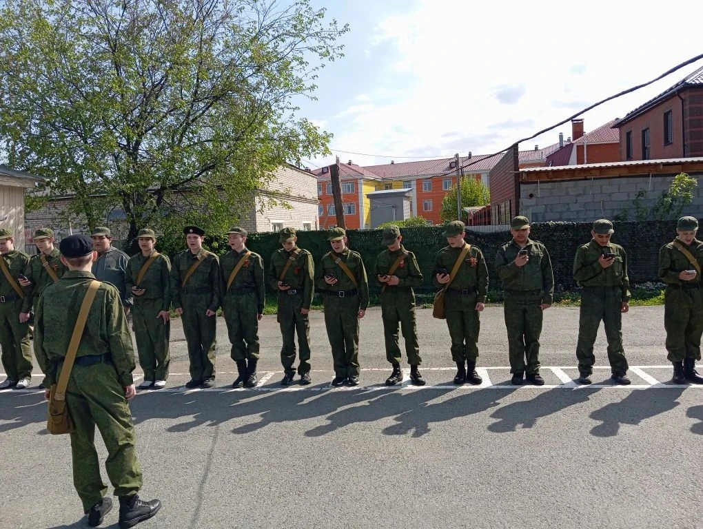 🇷🇺 8В: День учебных сборов — уже не дети, но ещё не солдаты 😅   Чему учились: 🔫 Автомат Калашникова.