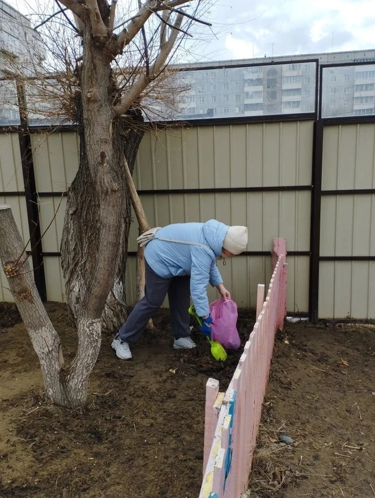 🌧️ Субботник в ДОУ: педагоги за чистоту и порядок!

В субботу, несмотря на пасмурную погоду, в наше