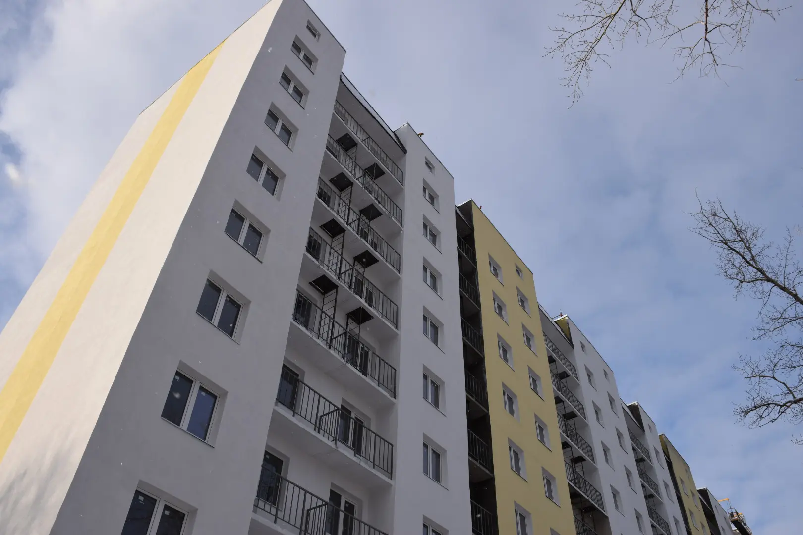 ⚡️В Саратове молодой мужчина упал с высоты

Это случилось у дома № 10 на улице Электронной. В минздр