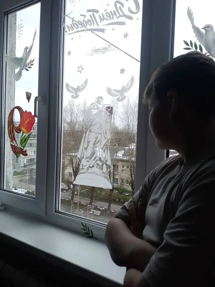 🕊️Ученик 5м класса со своей семьей приняли участие во Всероссийской акции «Окна Победы».