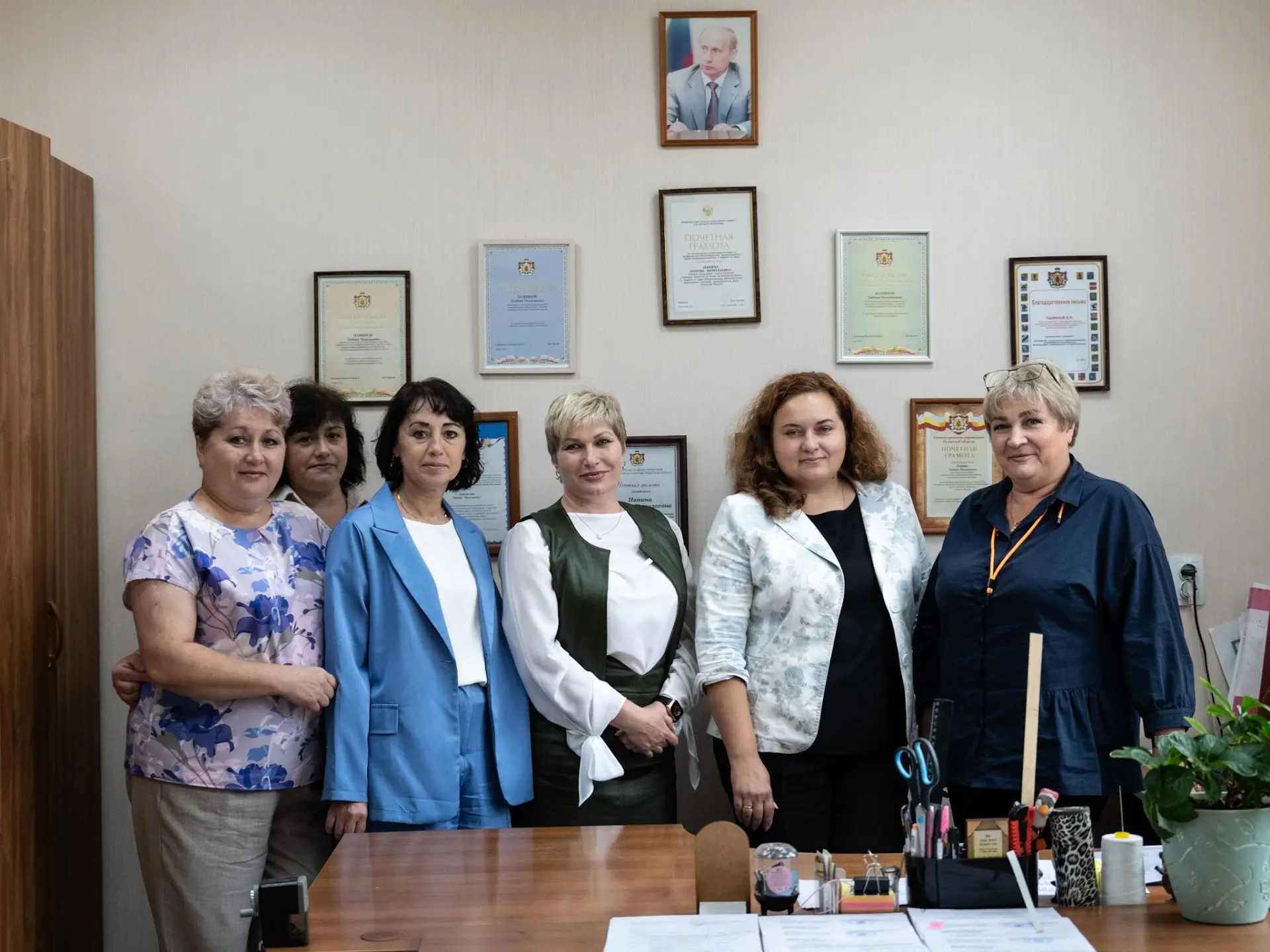 Начальник главного архивного управления Рязанской области Наталья Стародубцева с курато...