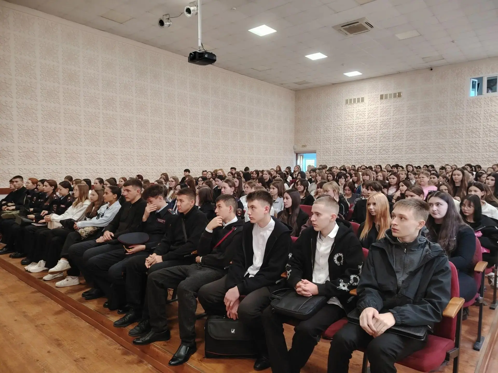 Понедельник в Стерлитамакском многопрофильном профессиональном колледже — это всегда ос...