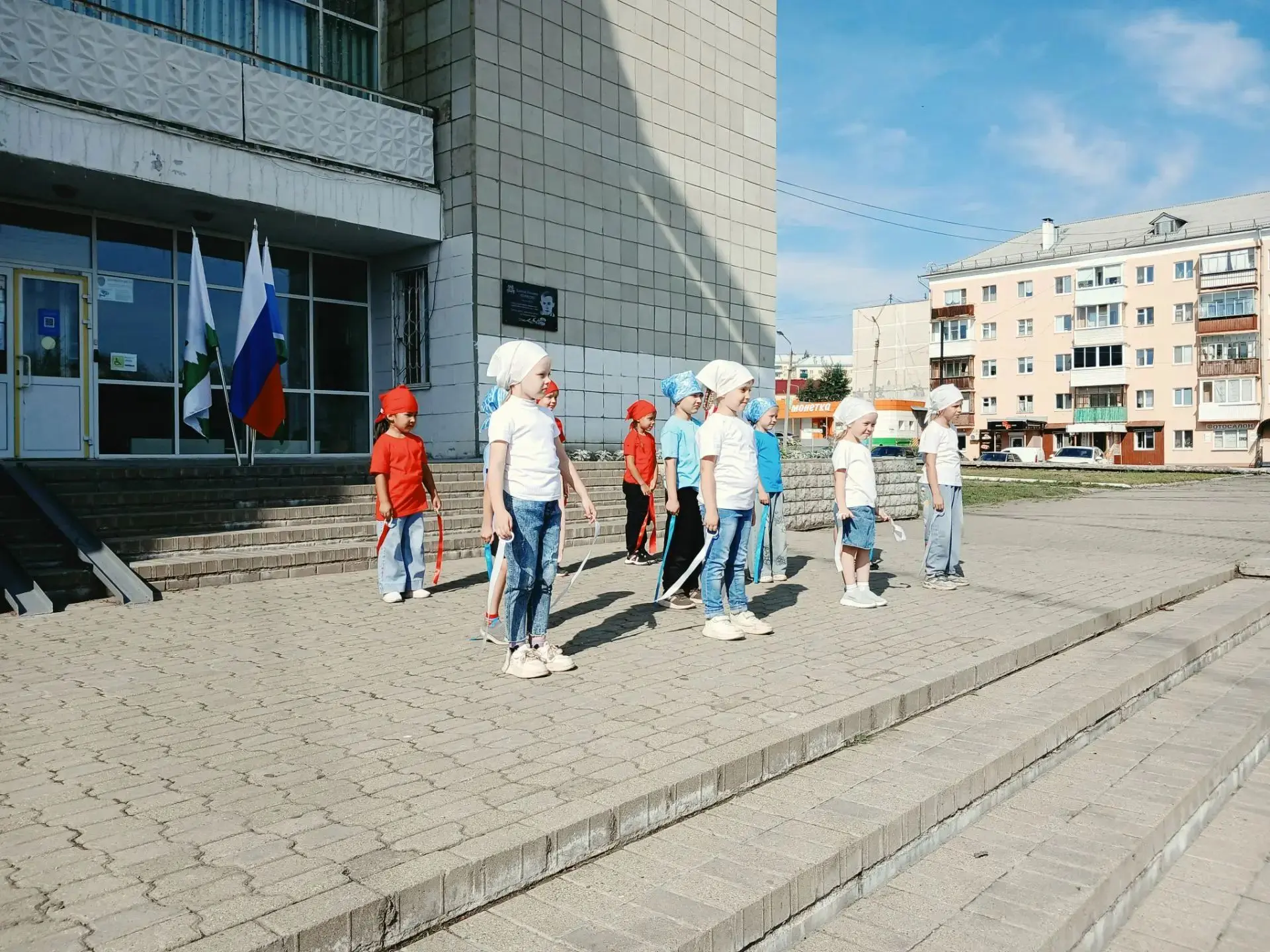 ✅Наши ребята приняли участие в городской акции посвященной Дню флага  России 🇷🇺