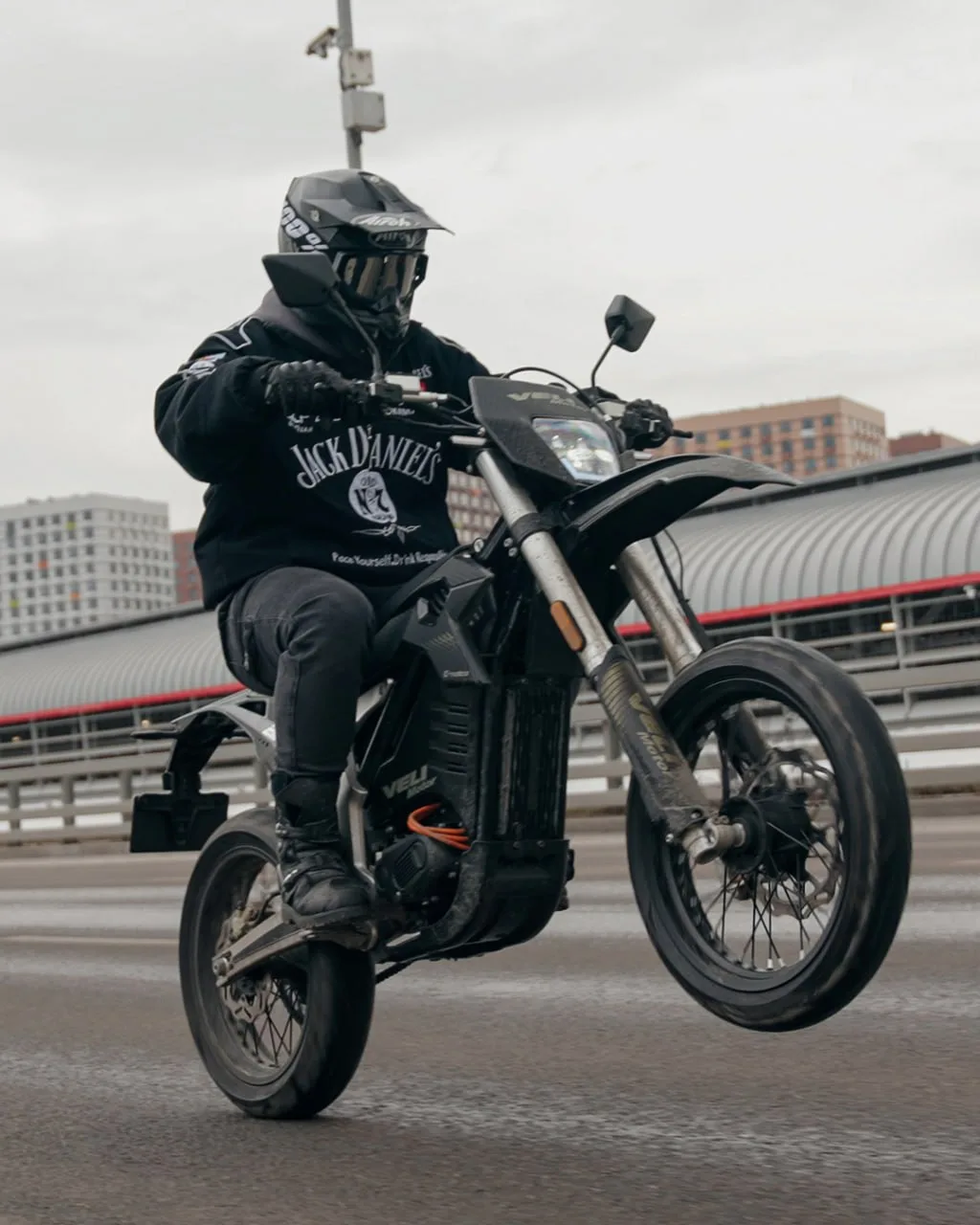 Самый универсальный байк в нашей линейке: Veli VMX 3000X

Поставили дорожные колёса и получили комфо