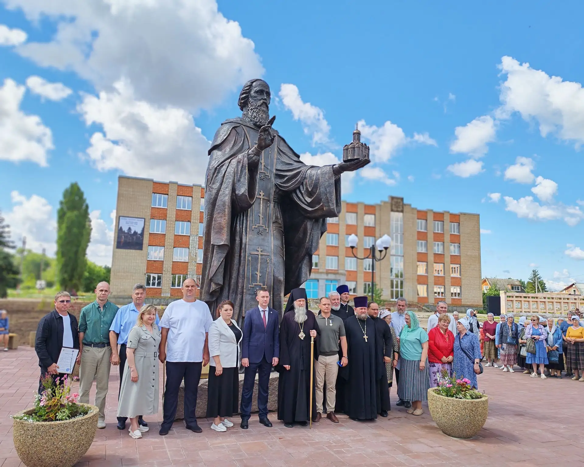 В минувшие выходные на площади п. Новопушкинское состоялось торжественное  открытие пам...