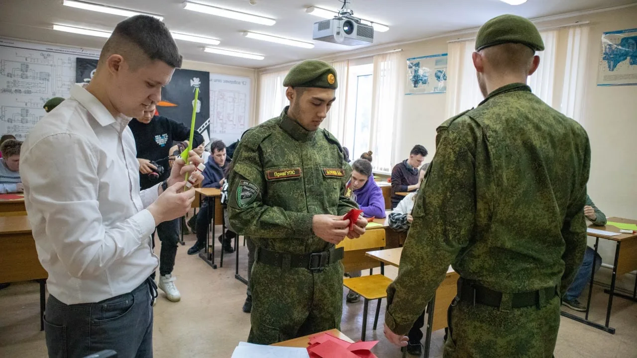🌺 В ПривГУПС прошла акция «Красный тюльпан»  📅 Сегодня, 13 февраля, в университете активисты военно-