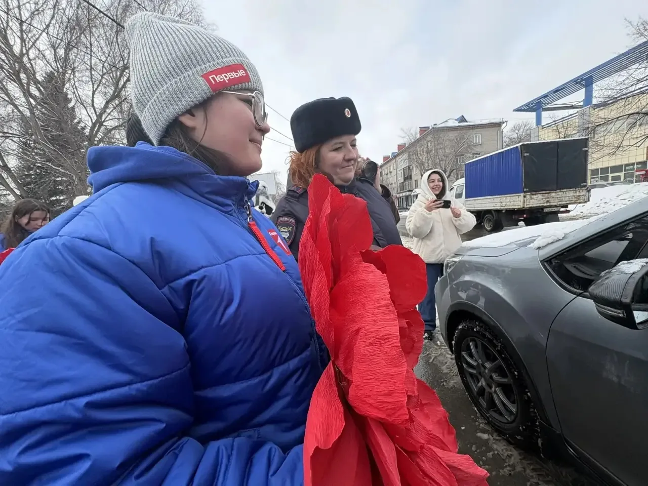 Цветы, улыбки и безопасность: как «Первые» поздравили автоледи с 8 Марта 🌷  В преддверии самого весе