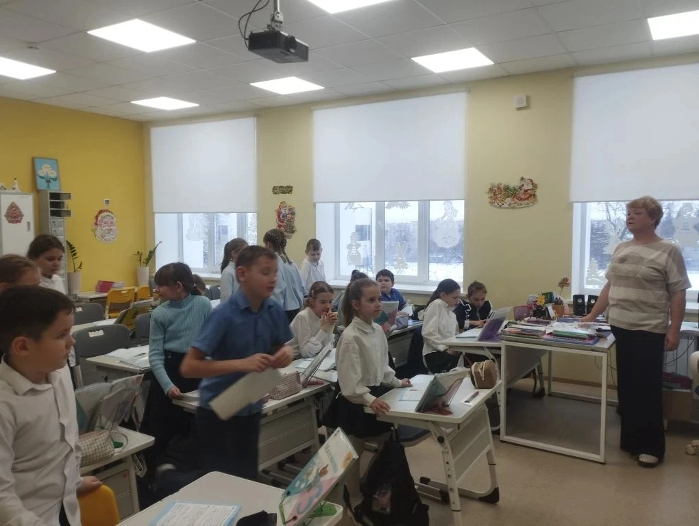 Сегодня, 22 декабря, учащиеся 3в класса передали новогодние поздравительные открытки бойцам - участн