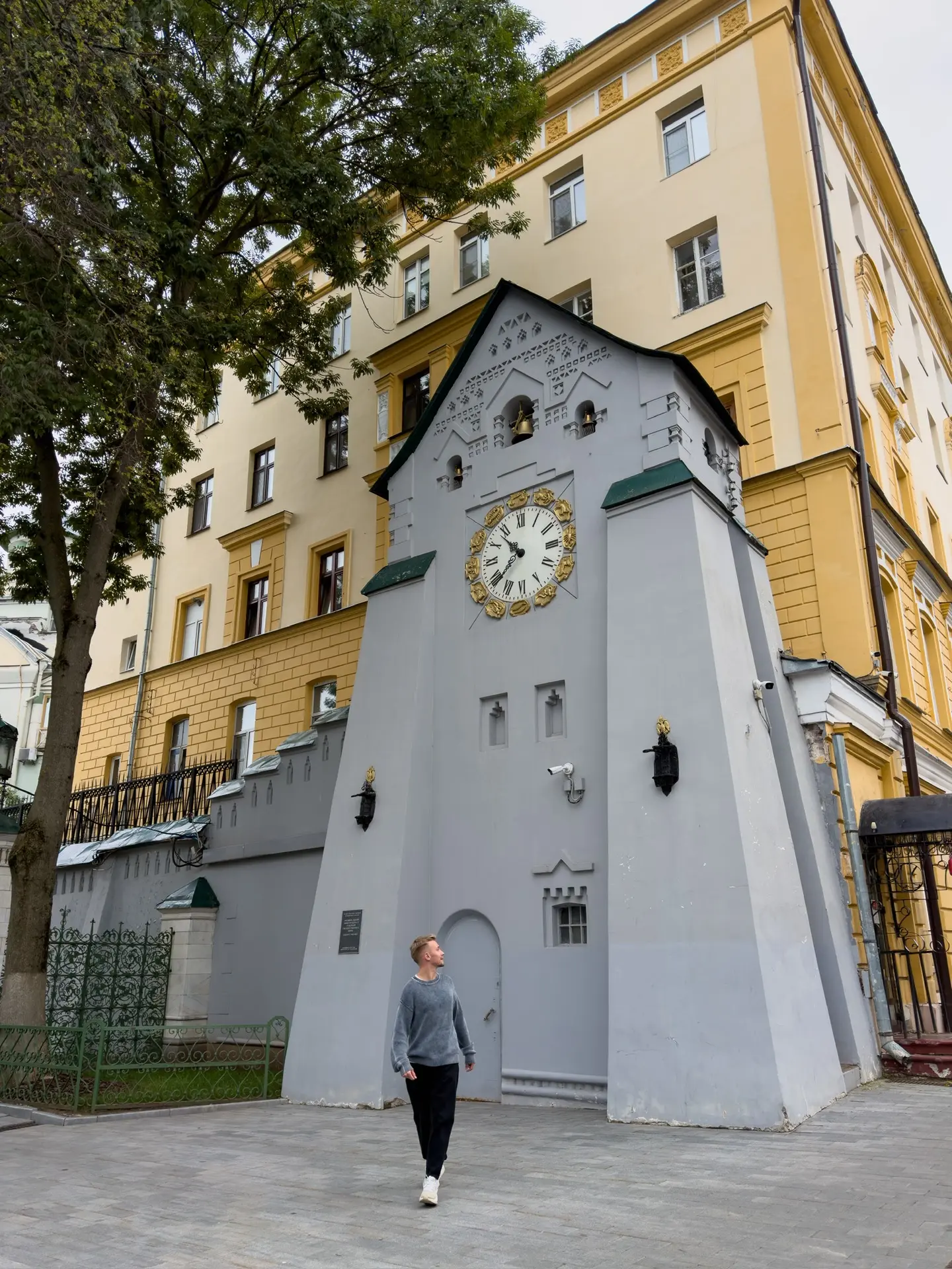 Зачем часам у Госбанка такая большая башня?