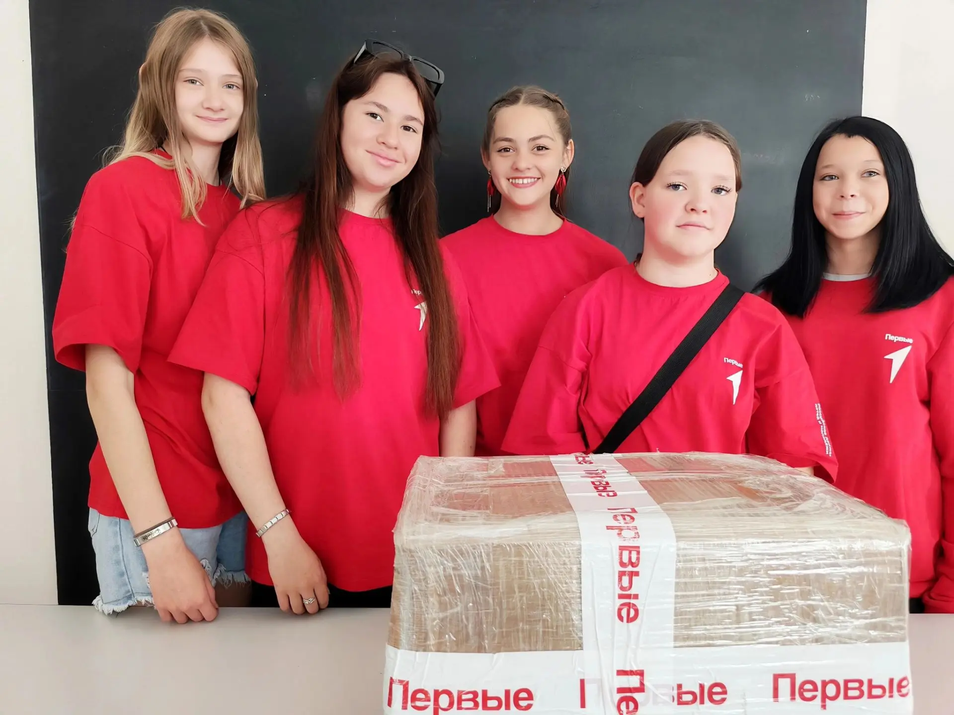 И вот он — долгожданный выигрыш‼️ 🎉

📚 Наши руки не просто держат книги — они сжимают целых 50 нов