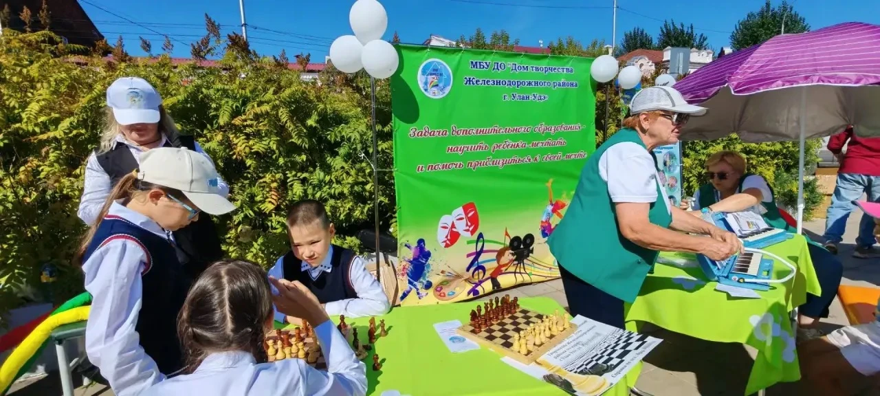 🎨 От робототехники до национальных игр: в Улан-Удэ прошла ярмарка дополнительного обра...