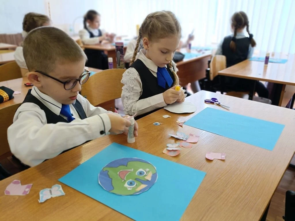 Сегодня в  1 «Б» классе прошел особенный урок, посвященный Дню Земли. Это был не просто день знаний,