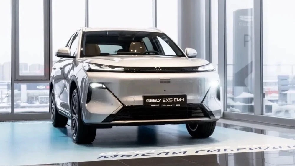 Гибридный Geely EX5 EM-i в июле 2026 года впервые в истории вошел в топ-10 самых популя...