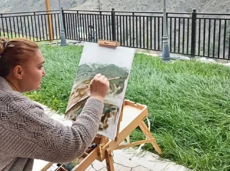 🎨 Третий день Всероссийского пленэра «Ингушетия — территория искусства» проходит в Дже...