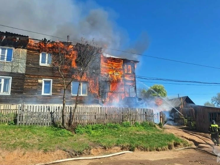 В Орлове из-за детской шалости загорелся дом    Возгорание произошло в 4-квартирном жилом доме и хоз