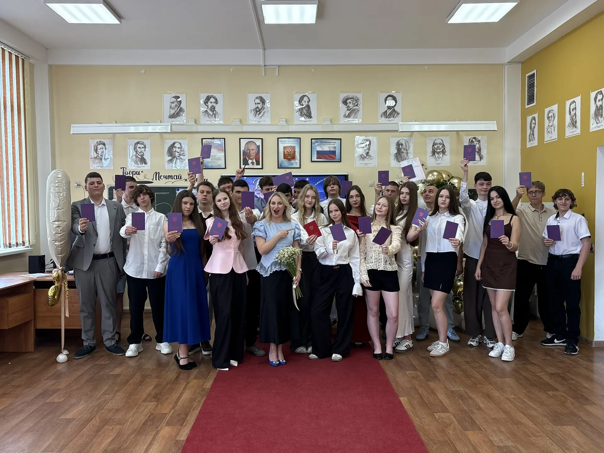 Наши девятиклассники! ❤️

Сегодня прошло вручение аттестатов — тёплое, душевное и немного грустное. 