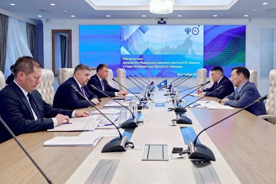 Провел рабочую встречу с руководителем Федерального дорожного агентства Романом Виталье...