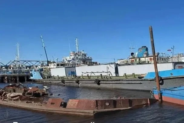 Затопленный танкер в порту Усть-Луги встанет владельцу в 103 млн