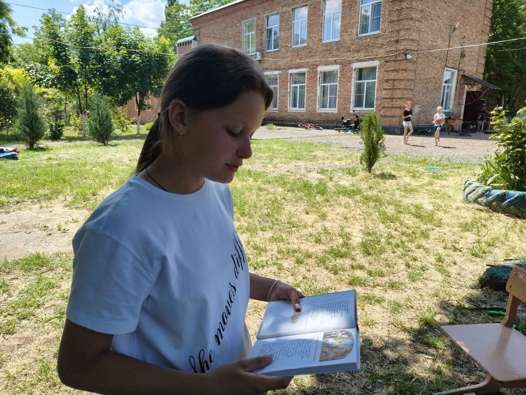 Час чтения в пришкольном лагере "Дружба" 
Как хорошо уметь читать!
Не надо к маме приставать,
Не над