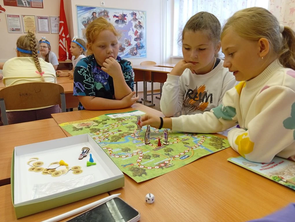16.6.2026 г. Сегодня в школьном лагере "Дружный" день настольных игр и не только!
За окном идёт дожд
