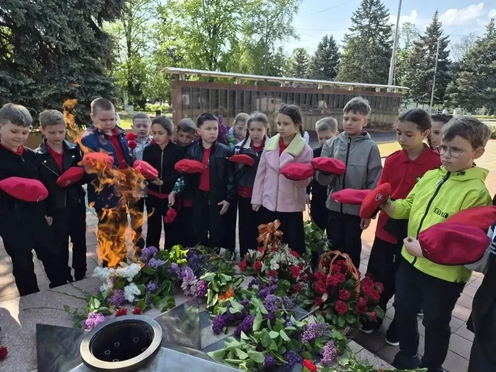 Память не уходит  ✏️Вчера после линейки «Память поколений» наши ученики отправились к мемориалам. С 