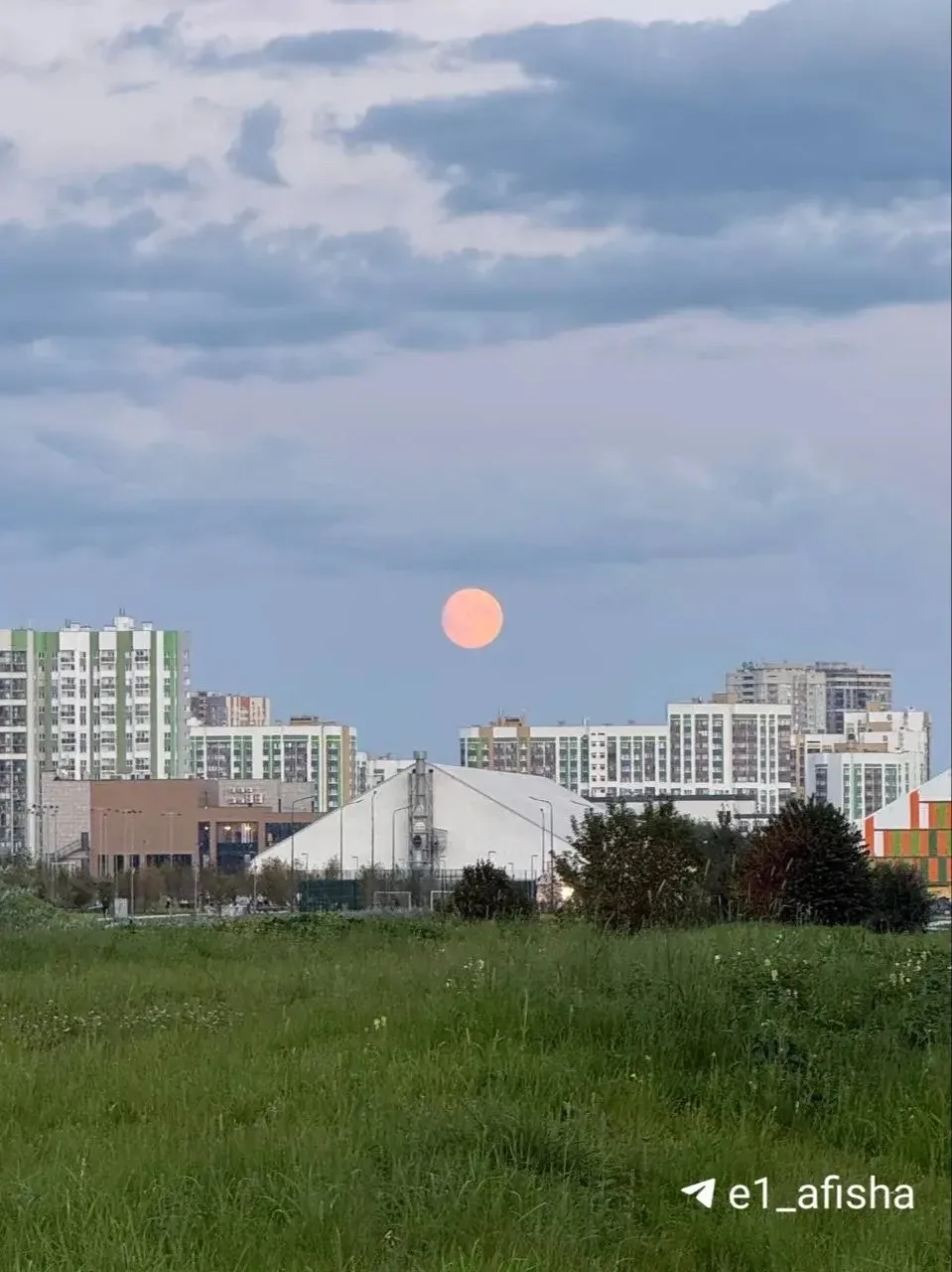 Огромная луна в небе над городом😍