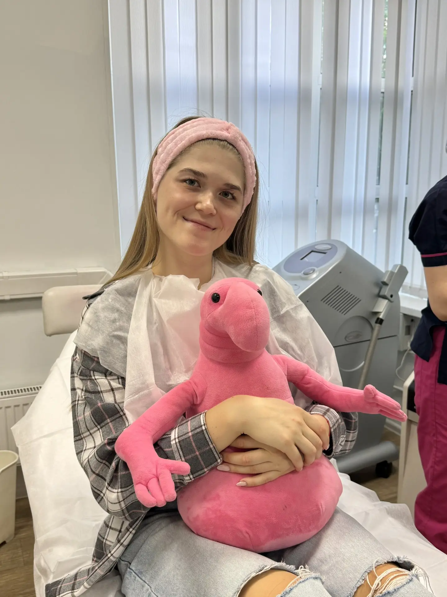 В начале мая я начала свой путь к эффекту Dolphin skin — той самой «мокрой», сияющей коже, будто я т