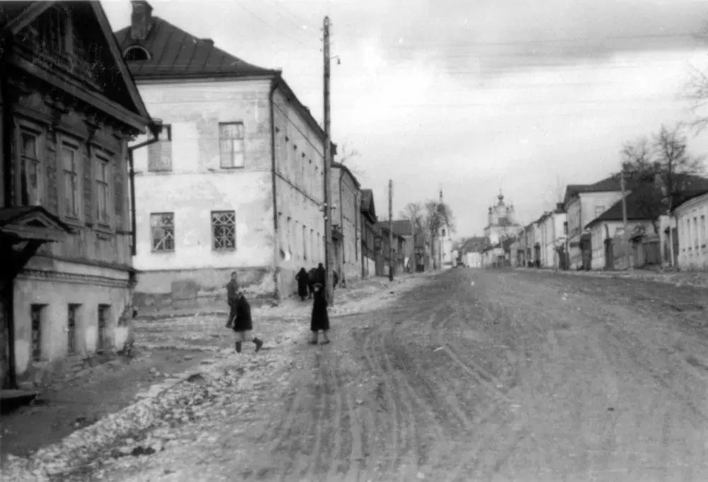 Прогулка по улице Баумана…

Дом № 37/39, расположенный на пересечении улиц Баумана и Космонавта Кома