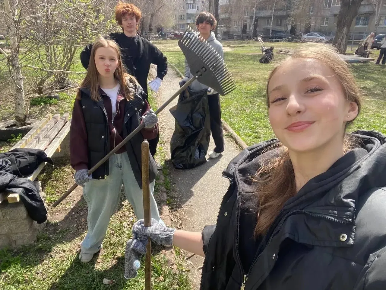 🌳 ЧЕРЕДА СУББОТНИКОВ ПРОДОЛЖАЕТСЯ!  Сегодня учащиеся 10 «А» класса провели субботник в одном из скве