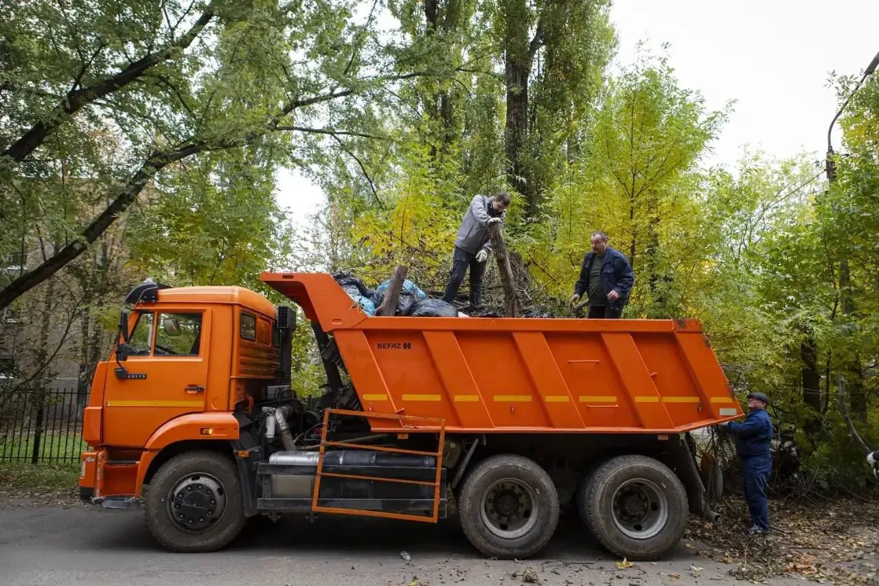❗️Глава Курска Евгений Маслов вместе с горожанами вышел на субботник.
